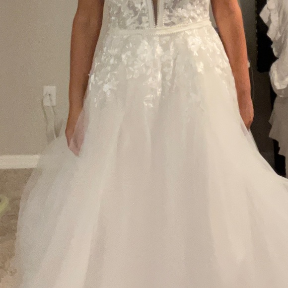 Brand new bridal dress. - Picture 6 of 13